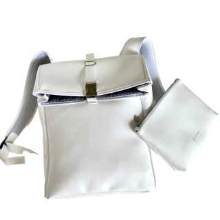 Letní set, který si zamiluješ 🤍 Bílý batoh a taštička z ekologické jablečné kůže – lehké, stylové a šetrné k přírodě. A co...